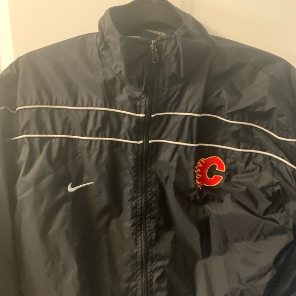 Calgary Flames Officially Licensed Nike Team Lightweight Jacket - Picture 10 of 11
